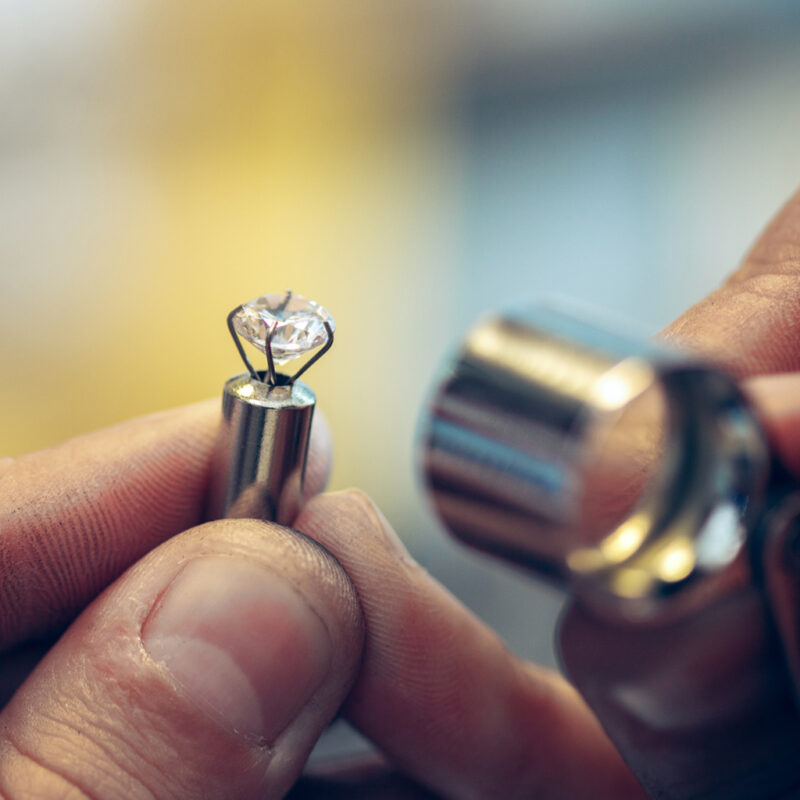 Evaluating a diamonds under microscopic loop